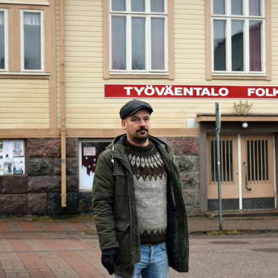 Matias Kaihovirta utanför Folkets hus i Karis.