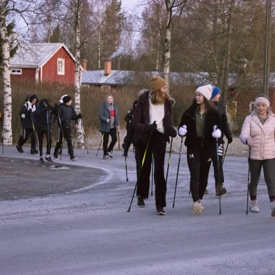 Högstadieelever ute på stavgång.