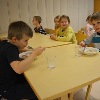Lapset syövät aamupalaa.