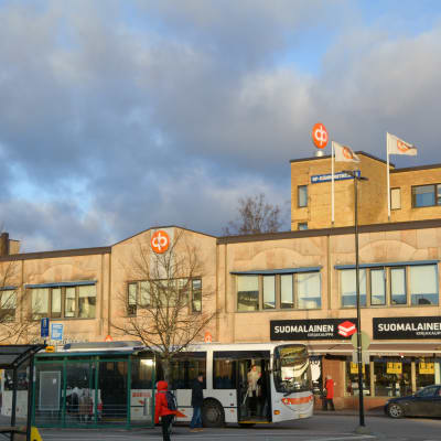 bussar och bank med andelsbankens fana