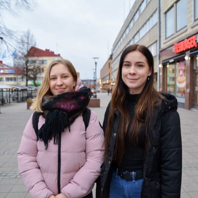 Två tonårsflickor står utanför köpcentret Lundi i Borgå
