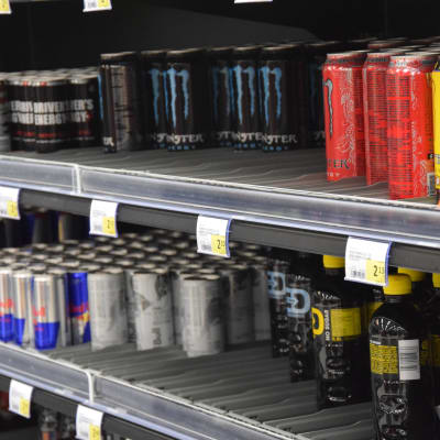 Energidrycker, flera olika sorter, på några butikshyllor.