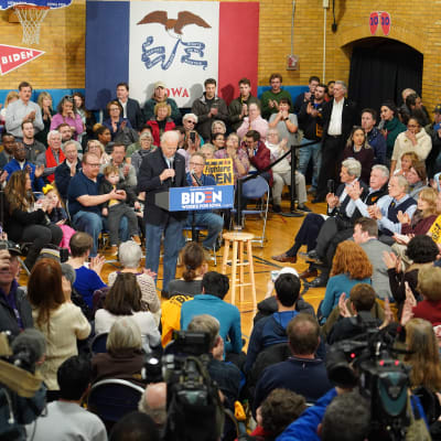 Joe Biden håller kampanjevenemang i Cedar Rapids, Iowa.