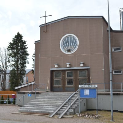 Filadelfiakyrkan i Borgå är en brun tegelbyggnad.