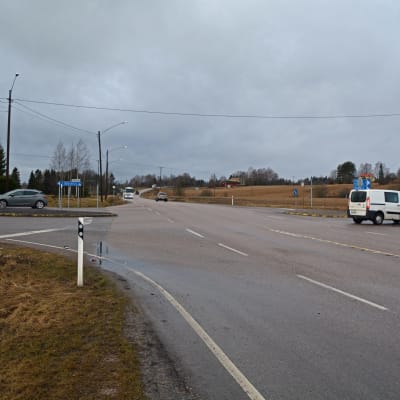 Bilar i en korsning. 