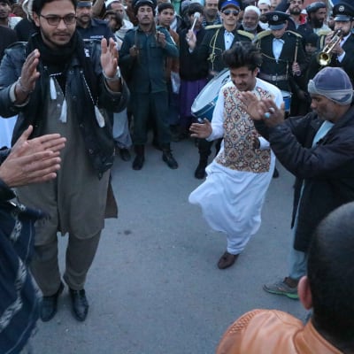 Afghaner över hela landet firade det veckolånga eldupphöret som började vid midnatt. Eldupphöret är det andra sedan kriget började för 18 år sedan.