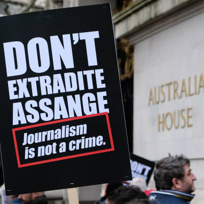 "Journalistik är inte ett brott" står det på plakatet till stöd för Julian Assange. London 22.2.2020