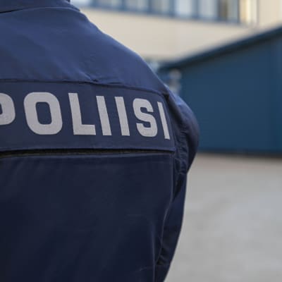 Poliisi univormussaan.
