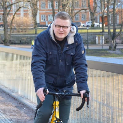 Oscar Sigfrids sitter på sin gula cykel. 