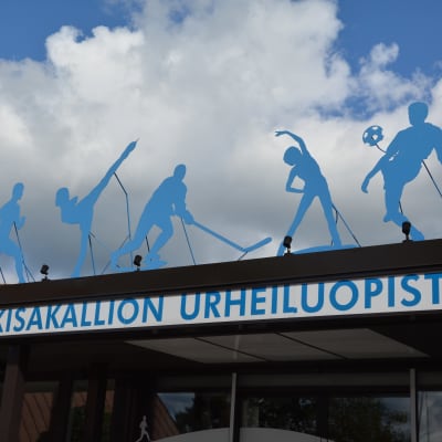 Bild av skylt med texten Kisakallion urheiluopisto.