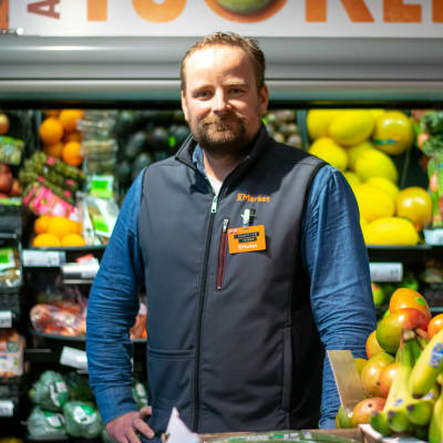 Köpman Jesse Lintumäki vid fruktdisken i sin mataffär.