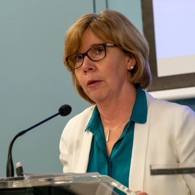 Anna-Maja Henriksson under regeringen presskonferens den 16.3.