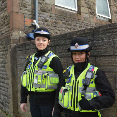 Paulina Karkocha och Magdalena Kozubska jobbar inom poliskåren i Wales.