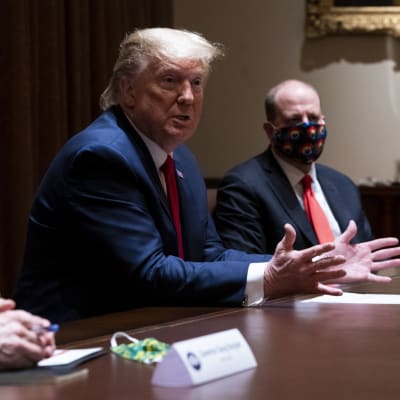 USA:s president Donald Trump kritiserade den ansedda smittskyddschefen Anthony Fauci då han träffade delstatsguvernörer i Vita huset. Trump var den enda som inte bar ett ansiktsskydd.