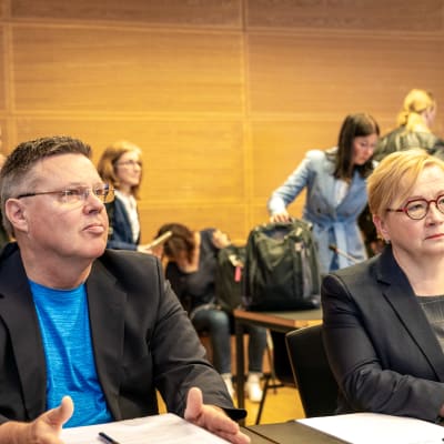 Jari Aarnio tillsammans med sin försvarsadvokat Riitta Leppiniemi i rätten.