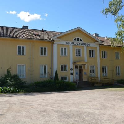 En bild på framsidan av den gula Sagalundgården.