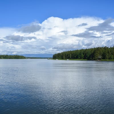 En vik mellan två holmar.