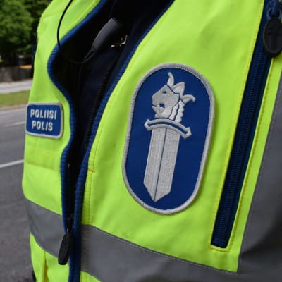 Poliisin turvaliivi, jossa poliisin logo.