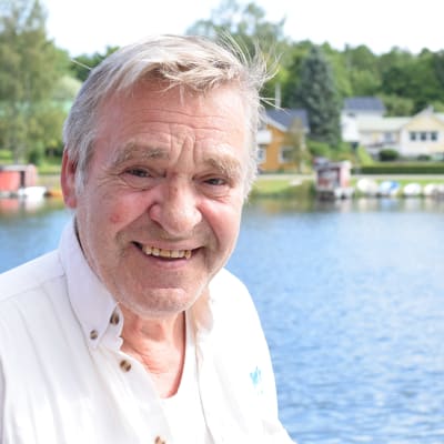 Man med havet i bakgrunden.