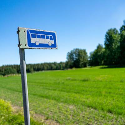 En busshållplats på landsbygden.