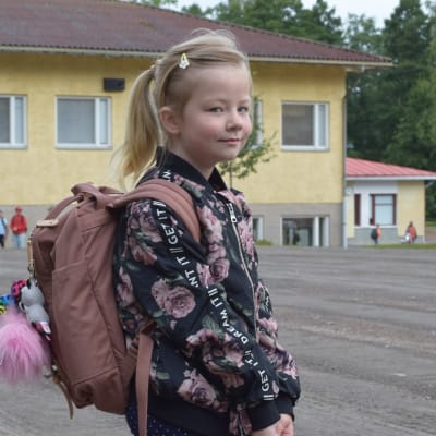 Förstaklassaren Emma Forsström utanför Kyrkfjärdens skola i Ingå. 