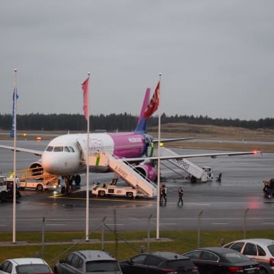 Ett av Wizzairs flygplan på Åbo flygplats.