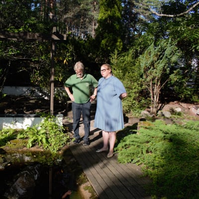 Arno Kasvi ja Jenni Kiviluoto japanilaisessa puutarhassa Turussa.