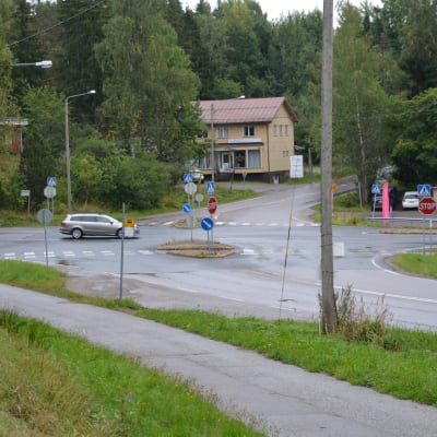 Korsningen Söderkullavägen, Eriksnäsvägen, Nya Borgåvägen där det planeras en rondell