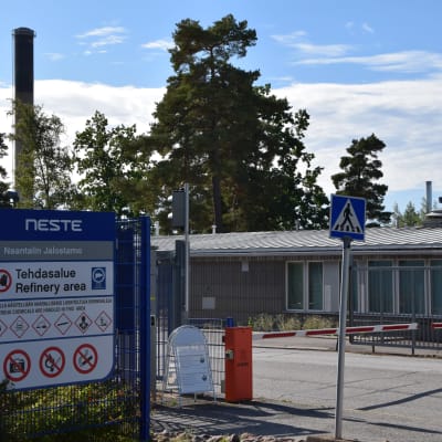 Nesteen Naantalin jalostamon pääportti.