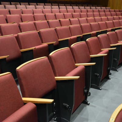 Teatersalong där varannan sits är bortplockad på grund av coronaepidemin.