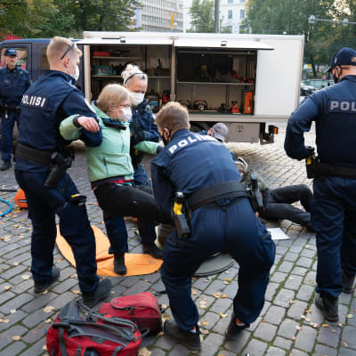 Elokapinas demonstration i Helsingfors. Polisen bär demonstranter bort. 