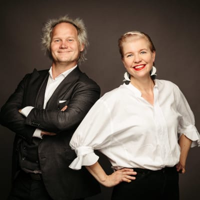 Jani Halme ja Anna Tulusto poseeravat vierekkäin kameralle hymyillen.
