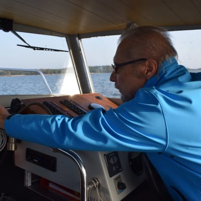 Kari Saramo ohjaa venettään Uudenkaupungin saaristossa.