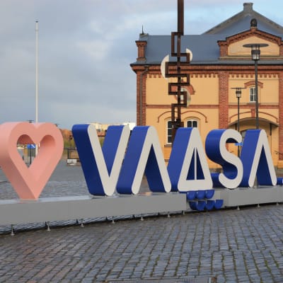 Vasa stads logo nere vid vattnet.