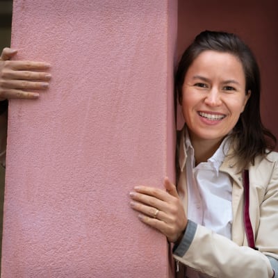 Maria Nordin nojaa pylvääseen.