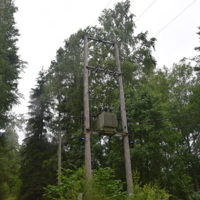 Carunas gamla transformator för luftkablarna i Brunkom i Pojo.