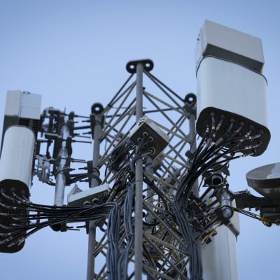 5g tukiasema telemastossa Helsingin Paloheinässä.