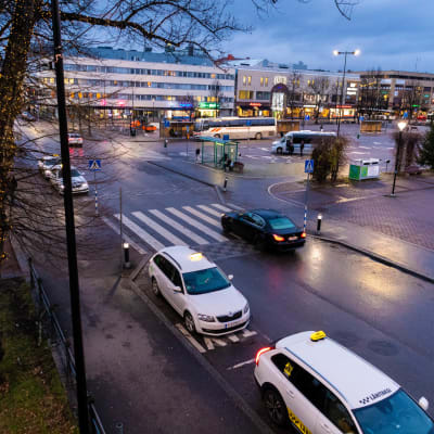 Vy över Borgå torg i skymningen.