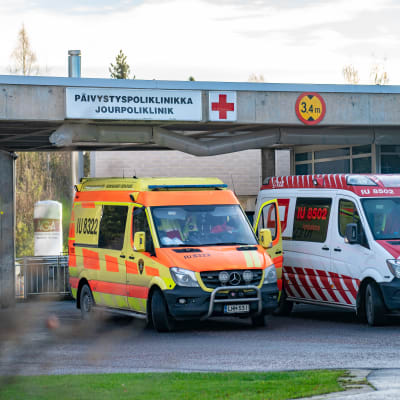 Ambulansseja Porvoon päivystyspoliklinikan edessä.