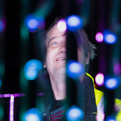 Pekka Simonsson bland blåa och lila led-lampor.