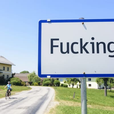 En skylt som indikerar att man kommer in i byn Fucking i Österrike