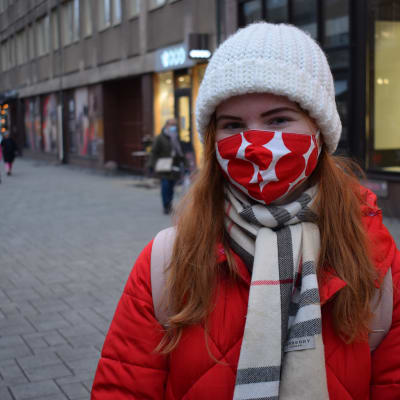 Julia Halttunen Turun kävelykadulla