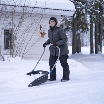 Marisanna Jarva kolaa lunta.