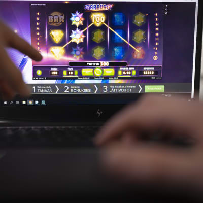 Närbild på en laptop där det pågår ett penningspel på nätet.