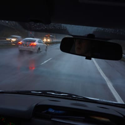 Autolla ajoa moottoritiellä, moottoritieliikennettä.