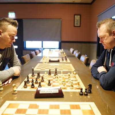 Vicotr Wilson och Jimmy Wikman spelar schack.