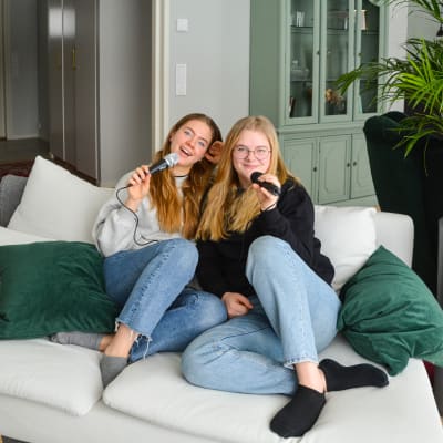 Två flickor i en soffa.