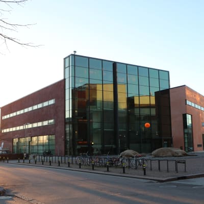 Prakticum-byggnaden i Arabiastranden i Helsingfors.