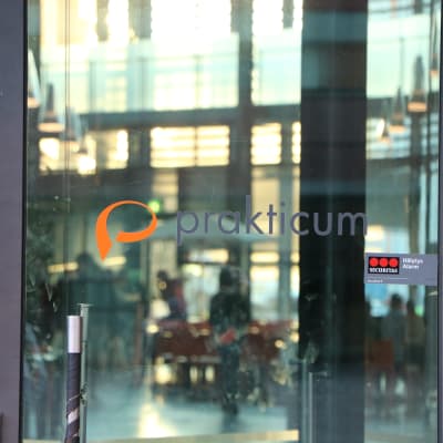 Prakticums logo på dörr.