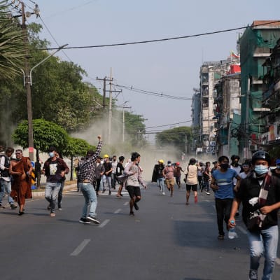 Demonstranter drabbade samman med polisen bland annat i landets största stad Rangoon, där flera personer dödades enligt ögonvittnen. 